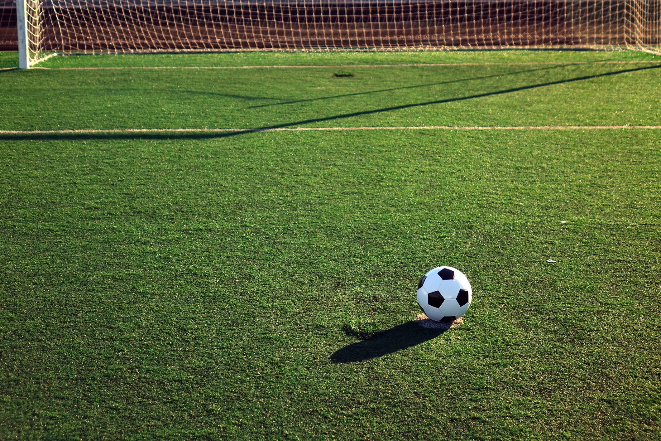 Balón de fútbol en campo para cierre editorial de la Eurocopa