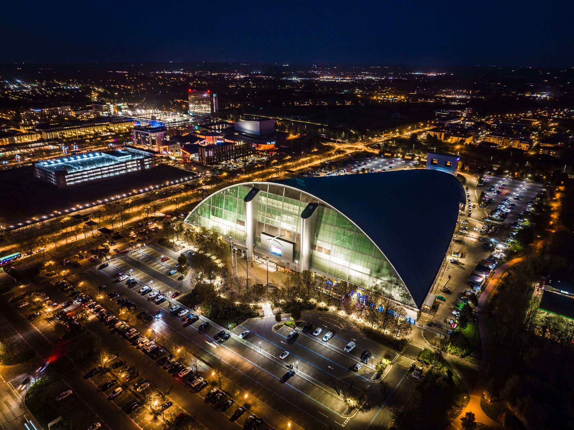 Vista nocturna de un estadio de fútbol europeo