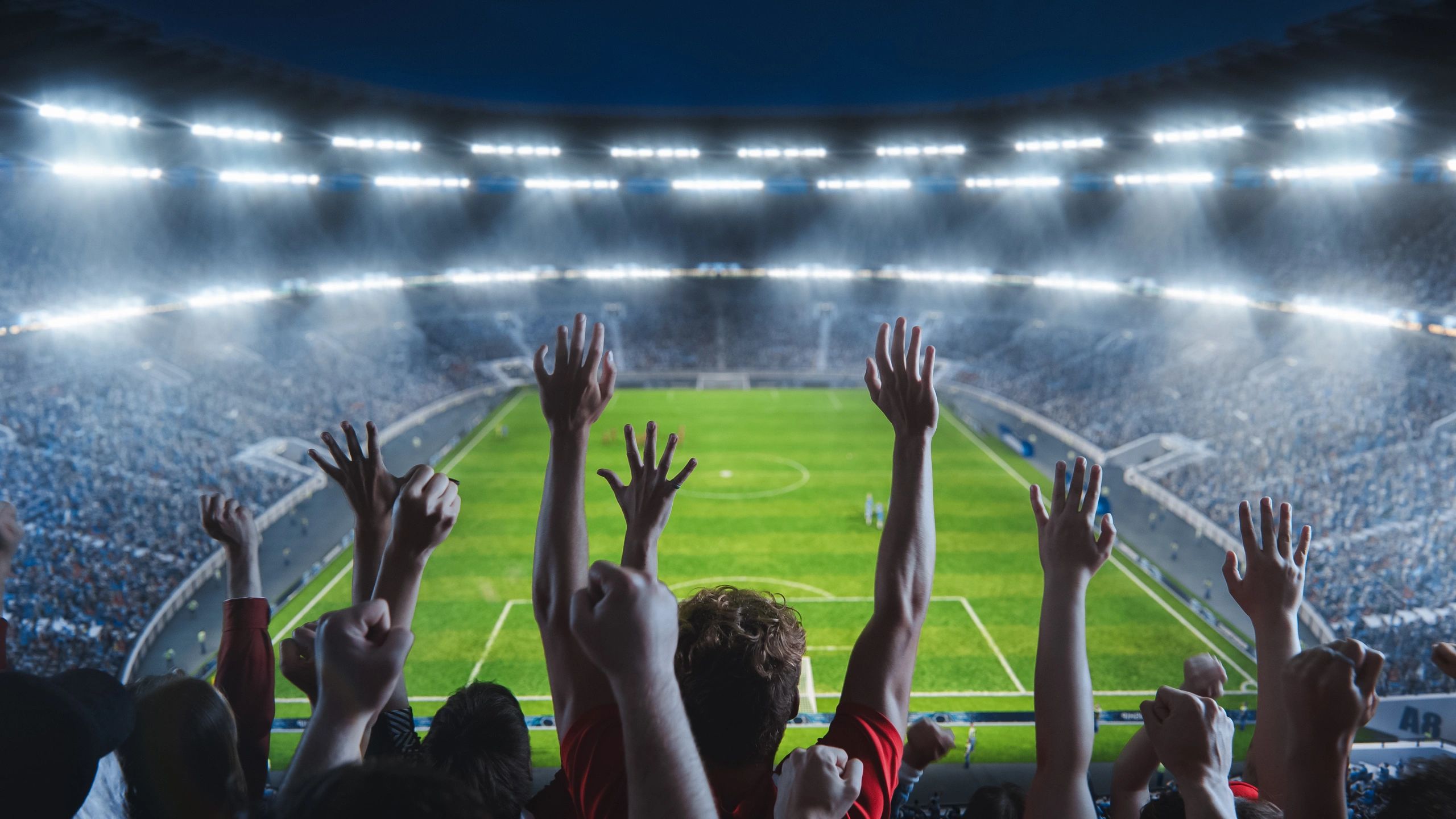Ambiente de estadio en un partido internacional con celebración en las gradas