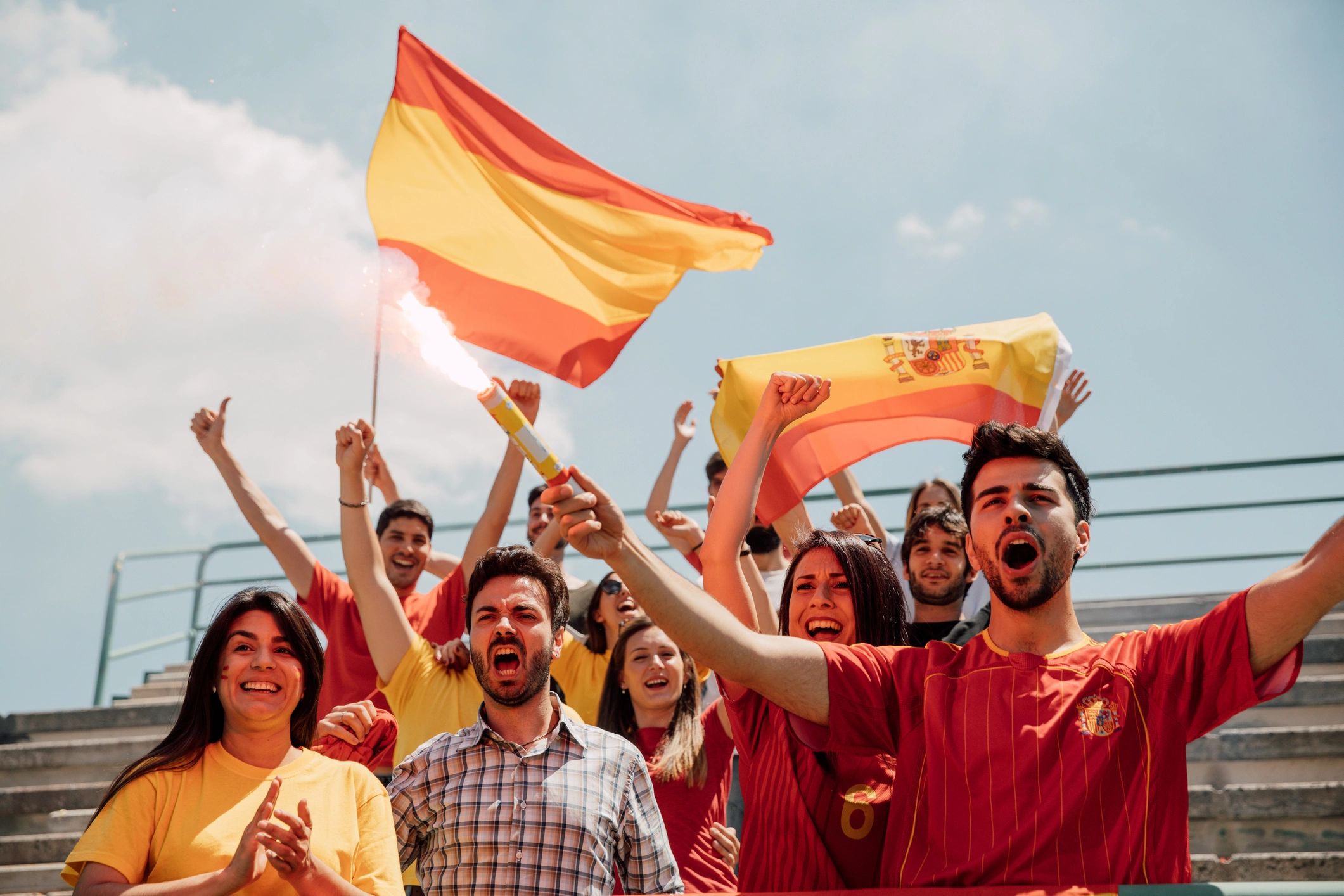 Aficionados en tribuna durante partido internacional