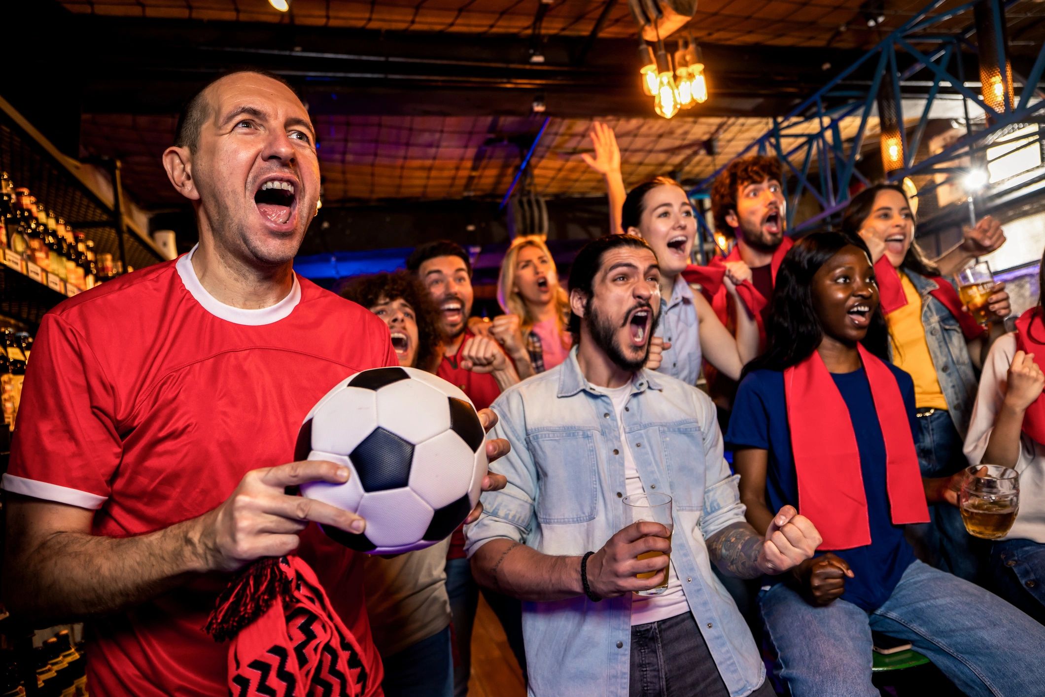 Aficionados siguiendo un partido con entusiasmo